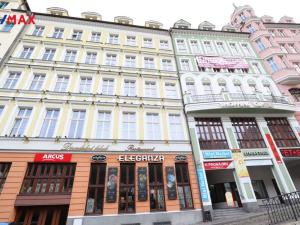 Prodej obchodního prostoru, Karlovy Vary, Divadelní náměstí, 72 m2