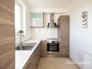 Pronájem bytu 2+kk, Praha - Hloubětín, Nademlejnská, 38 m2