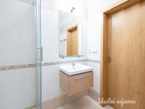 Pronájem bytu 2+kk, Praha - Hloubětín, Nademlejnská, 38 m2