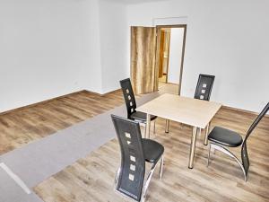 Prodej bytu 2+1, Karlovy Vary, U Trati, 66 m2