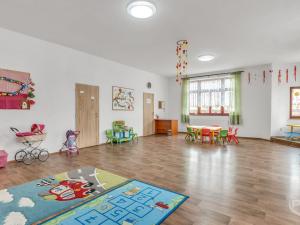 Prodej vícegeneračního domu, Valeč, Náměstí, 287 m2