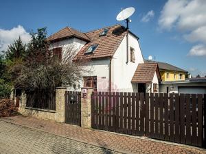 Prodej rodinného domu, Praha - Holyně, Pod vysokou mezí, 200 m2