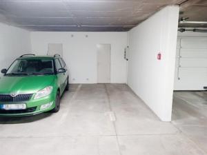 Pronájem garážového stání, Praha - Veleslavín, Pláničkova, 12 m2