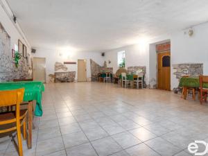 Prodej komerční nemovitosti, Choteč, Malá Strana, 215 m2