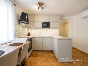 Pronájem bytu 1+kk, Praha - Vršovice, Černomořská, 40 m2