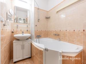 Pronájem bytu 2+kk, Praha - Záběhlice, Velenovského, 52 m2