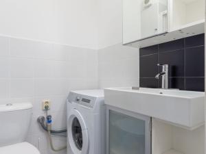 Pronájem bytu 1+kk, Praha - Podolí, Kaplická, 27 m2