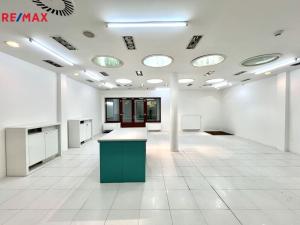 Prodej obchodního prostoru, Karlovy Vary, Divadelní náměstí, 72 m2