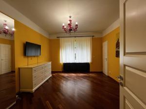 Pronájem bytu 1+1, Praha - Malá Strana, Hellichova, 50 m2