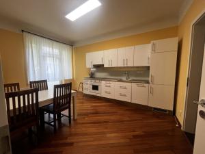 Pronájem bytu 1+1, Praha - Malá Strana, Hellichova, 50 m2