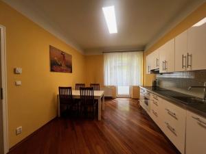 Pronájem bytu 1+1, Praha - Malá Strana, Hellichova, 50 m2