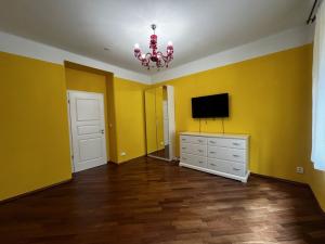 Pronájem bytu 1+1, Praha - Malá Strana, Hellichova, 50 m2