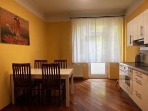 Pronájem bytu 1+1, Praha - Malá Strana, Hellichova, 50 m2