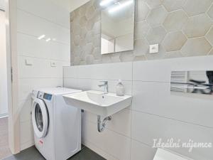 Pronájem bytu 1+kk, Brno, Opuštěná, 35 m2
