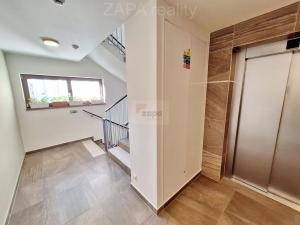 Pronájem bytu 1+kk, Praha - Vysočany, Bassova, 31 m2