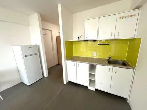 Pronájem bytu 1+kk, Praha - Radotín, Vrážská, 28 m2