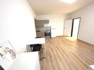 Pronájem bytu 2+kk, Praha - Zličín, Strojírenská, 46 m2