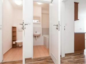 Pronájem bytu 2+kk, Praha - Kbely, Pod Nouzovem, 45 m2