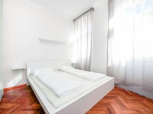 Pronájem bytu 2+kk, Praha - Vinohrady, Máchova, 42 m2