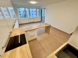 Pronájem bytu 2+kk, Praha - Holešovice, U Pergamenky, 59 m2