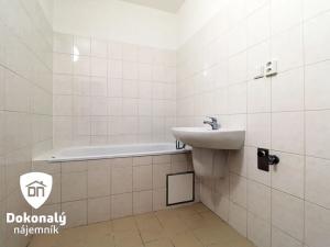 Pronájem bytu 3+1, Praha - Kobylisy, Famfulíkova, 60 m2