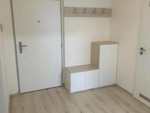 Pronájem bytu 2+kk, Praha - Kbely, Sedlářova, 50 m2