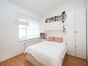 Pronájem bytu 2+kk, Praha - Holešovice, U garáží, 45 m2