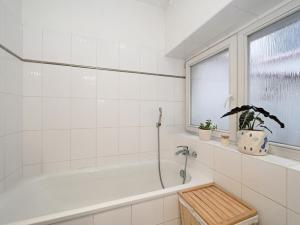 Pronájem bytu 2+kk, Praha - Holešovice, U garáží, 45 m2