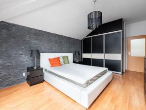 Pronájem bytu 2+kk, Praha - Horní Měcholupy, Padovská, 62 m2