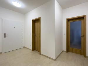 Pronájem bytu 2+kk, Praha - Strašnice, Zvěřinova, 72 m2