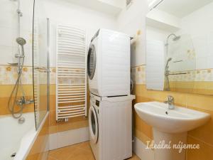 Pronájem bytu 2+kk, Praha - Uhříněves, Blšanecká, 58 m2