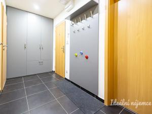 Pronájem bytu 3+kk, Praha - Bohnice, Radomská, 57 m2