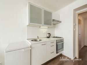 Pronájem bytu 2+kk, Praha - Prosek, Nad Krocínkou, 38 m2