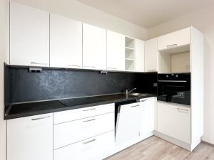 Pronájem bytu 3+kk, Praha - Dolní Měcholupy, Kardausova, 98 m2