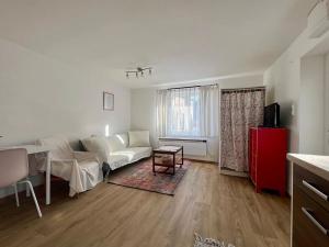 Pronájem bytu 1+kk, Praha - Vinoř, Lohenická, 30 m2