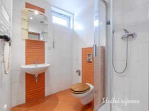 Pronájem bytu 1+kk, Praha - Prosek, Zubrnická, 26 m2