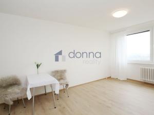 Pronájem bytu 2+kk, Praha - Petrovice, Kurčatovova, 43 m2