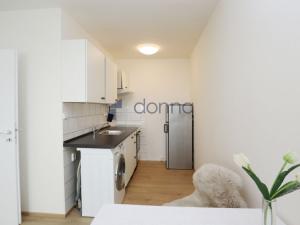 Pronájem bytu 2+kk, Praha - Petrovice, Kurčatovova, 43 m2