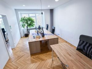 Pronájem kanceláře, Hradec Králové, třída Karla IV., 240 m2