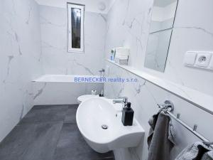 Pronájem kanceláře, Hradec Králové, třída Karla IV., 240 m2