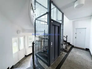 Pronájem kanceláře, Hradec Králové, třída Karla IV., 240 m2