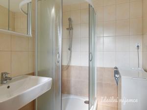 Pronájem bytu 2+1, Praha - Dejvice, Šárecká, 56 m2