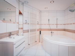 Prodej obchodního prostoru, Sušice, náměstí Svobody, 628 m2