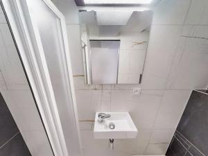 Pronájem bytu 1+kk, Praha - Břevnov, Nad Kajetánkou, 17 m2