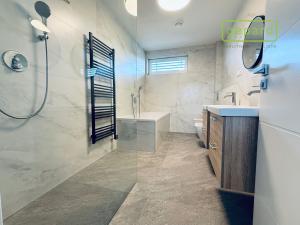 Prodej bytu 6+kk a větší, Bavoryně - Na Lhotkách, 165 m2