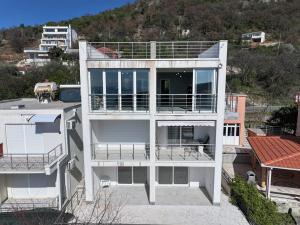 Prodej bytu 2+kk, Kruče, Černá Hora, 89 m2