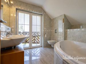 Pronájem bytu 5+kk, Praha - Kolovraty, Meduňková, 150 m2