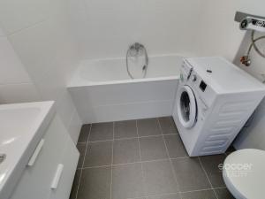 Pronájem bytu 2+1, Praha - Strašnice, Starostrašnická, 50 m2