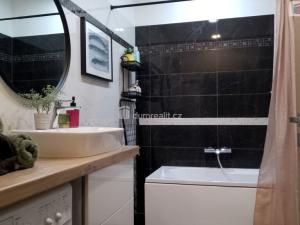 Prodej bytu 2+1, Karlovy Vary, Vítězná, 106 m2