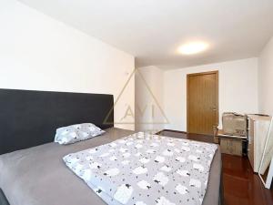 Pronájem bytu 4+kk, Jesenice, V Lázních, 98 m2